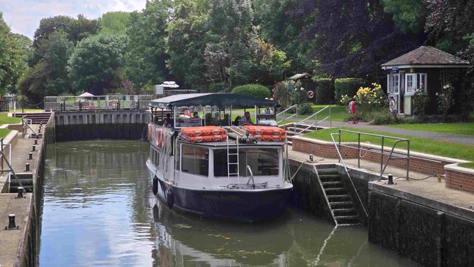 Boat in Romney Lock