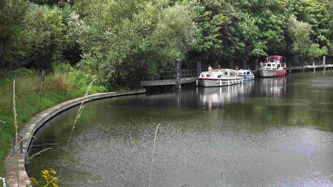 Boat waiting for Romney Lock