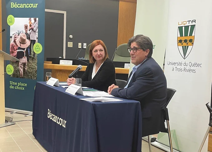 La mairesse de Bécancour, Lucie Allard, et le recteur de l'UQTR, Christian Blanchette

