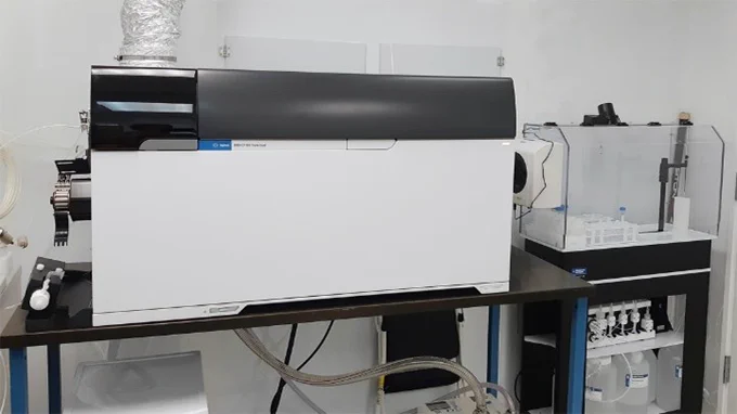 Image of a mass spectrometer equipment in a lab