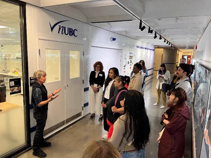 La professeure Dominique Weis fait visiter le laboratoire. 