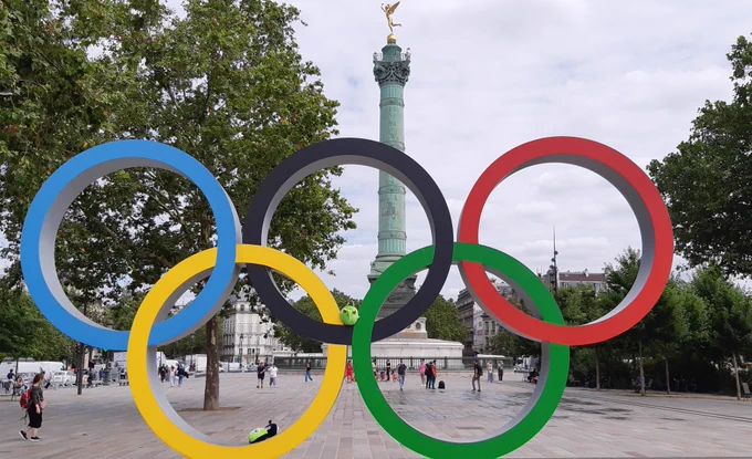 @EFSA_EU mascott Pesty, and @EPPOnews mascott Beastie on the Olympics sign in Bastille place, Paris. 