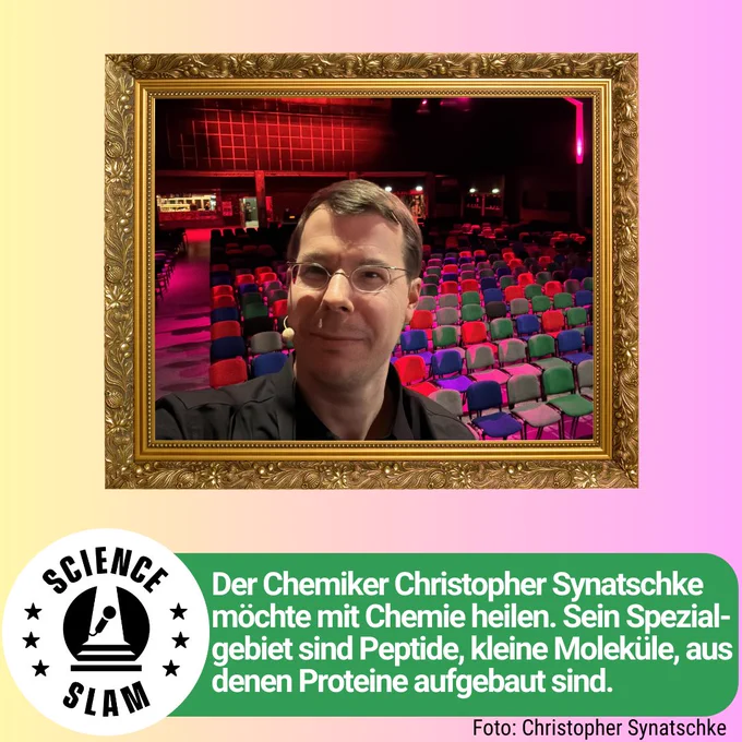 In einem goldenen Rahmen ist ein Foto des Chemikers Christopher Synatschke zu sehen. Darunter steht: Der Chemiker Christopher Synatschke möchte mit Chemie heilen. Sein Spezialgebiet sind Peptide, kleine Moleküle, aus denen Proteine aufgebaut sind.