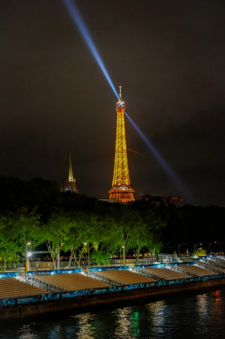 Quais de Seine avec la Tour Eiffel en fond