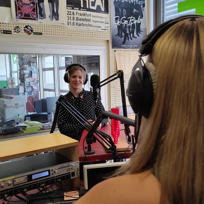 Malin Wilckens während des Radio-Interviews im Hertz 87.9-Studio an der Universität Bielefeld.
Foto: Hertz 87.9/Universität Bielefeld