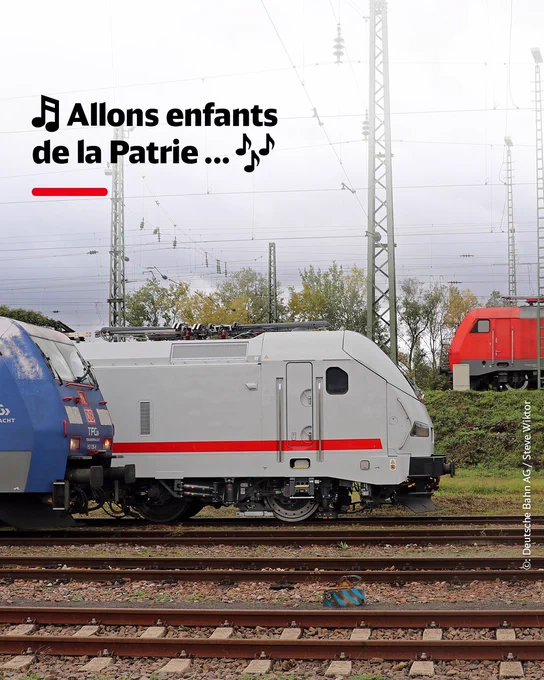 Drei Loks in blau, weiß und rot stehen zufälligerweise nebeneinander auf einem Bahnhof. Text: Allons enfants de la Patrie ...