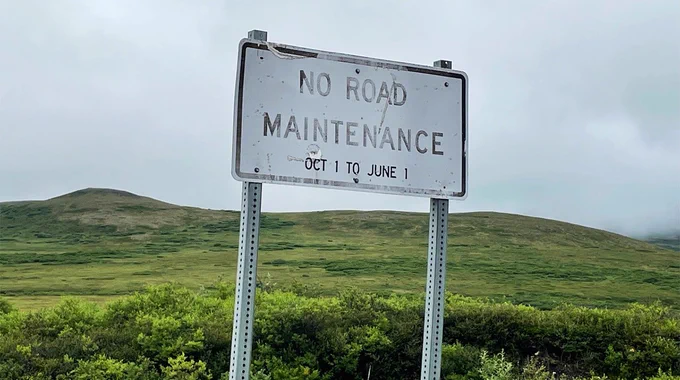 “No road maintenance” sign in Alaska. Photo by Olga Povoroznyuk (2023).