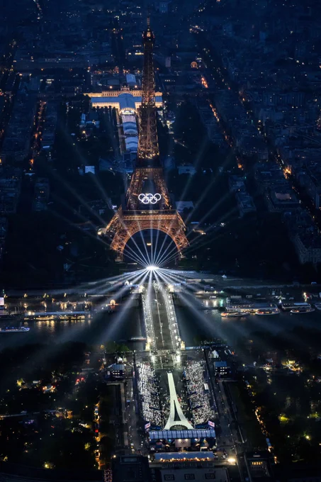 Photographie aérienne de la cérémonie d’ouverture des jeux de Paris 2024.