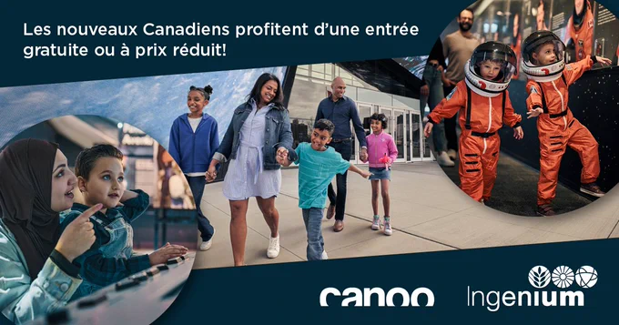 Trois photos sur fond bleu foncé. La première représente deux enfants vêtus de combinaisons d'astronautes orange, la deuxième une famille de cinq personnes marchant devant un édifice et la dernière une femme portant un hejab à côté d'un petit enfant qui lui montre quelque chose du doigt. En haut, on peut lire "Les nouveaux Canadiens profitent d'une entrée gratuite ou à prix réduit!", et en bas, il y a deux logos.