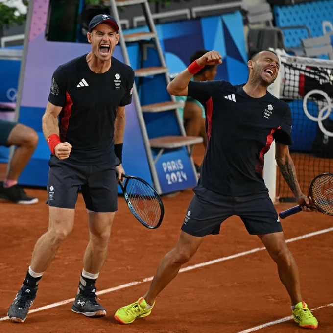 Photo of Dan Evans & Andy Murray roaring in celebration