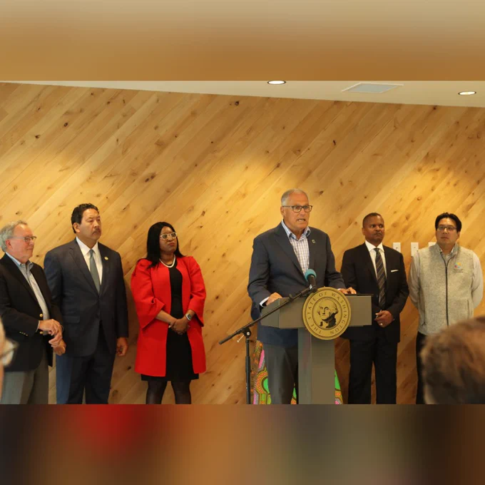 Governor Inslee speaks at the event