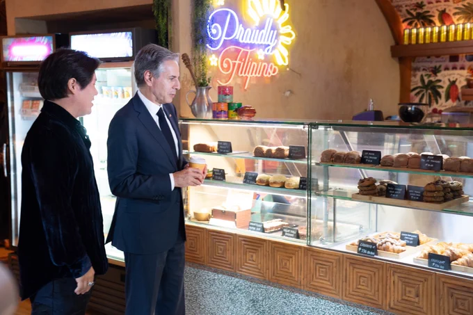 Secretary Antony J. Blinken looks at a glass case of pastries and cookies as he is given a tour of Auro Cafe by founder Mark Ocampo in Manila, Philippines, July 30, 2024. (Official State Department photo by Freddie Everett)