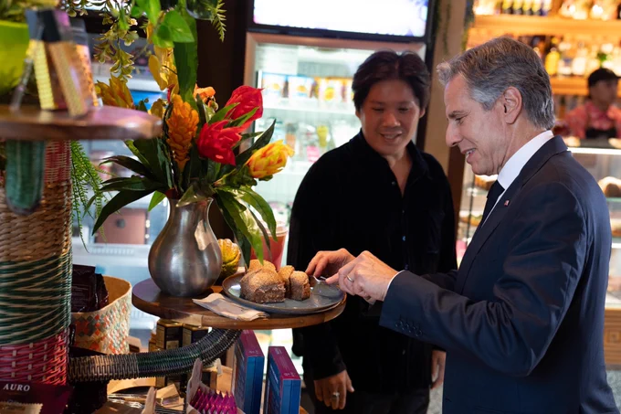 Secretary Blinken tries a piece of chocolate pastry as he is given a tour of Auro Cafe by founder Mark Ocampo in Manila, Philippines, July 30, 2024. (Official State Department photo by Freddie Everett)