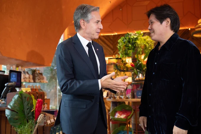 Secretary Blinken chats with Auro Cafe founder Mark Ocampo in Manila, Philippines, July 30, 2024. (Official State Department photo by Freddie Everett)
