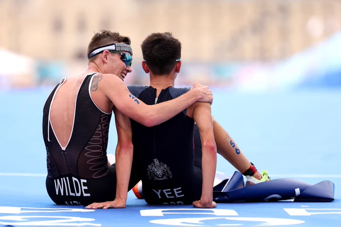 Picture of New Zealand's Hayden Wilde and Alex Yee at the finish line of the men's triathlon.