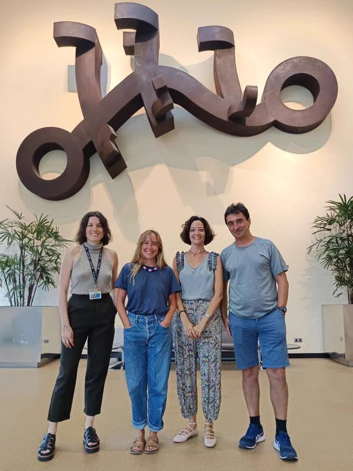 La investigadora científica, Cristina Pozo-Gonzalo, durante su visita a POLYKEY, junto a David Mecerreyes y su equipo 