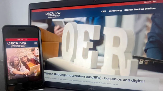 Handy und Laptop, die die neue Startseite von ORCA.nrw zeigen