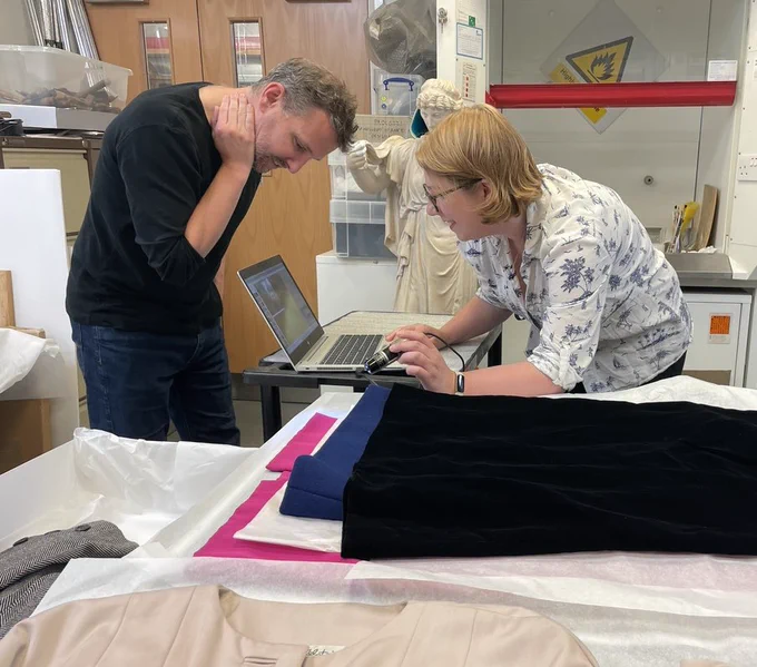 Jenny & Nico analyse a velvet textile