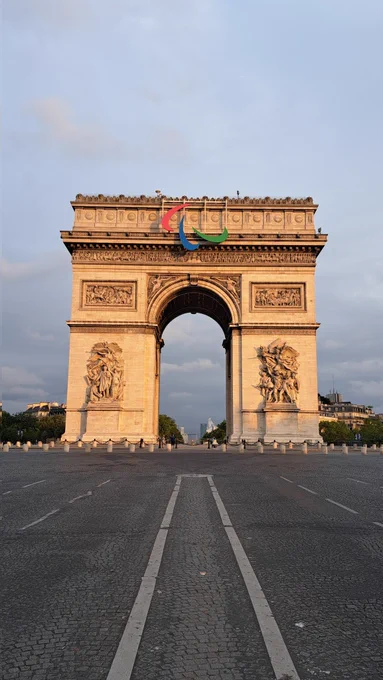 A picture of the Arc d'Triomphe with the Paralympic symbol on its front.