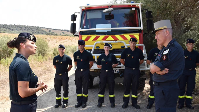 Présentation d'un agrès type CCF de l'UIISC7 (camion citerne feux de foret) par le chef de section, la LTN Aurore.