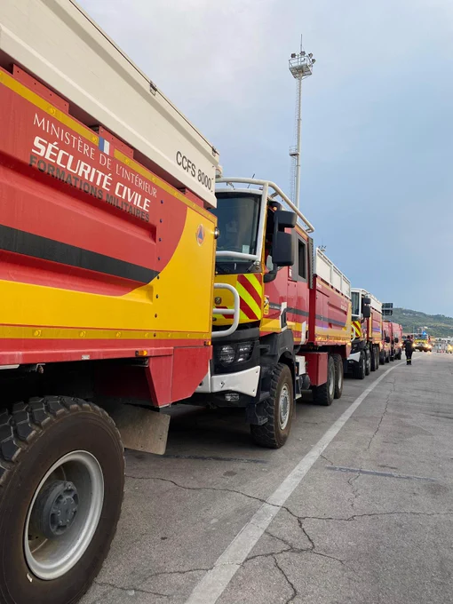 Véhicules des sapeurs-sauveteurs de la Sécurité civile en direction de la Grèce.