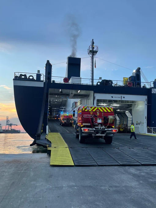 Embarquement des véhicules de sapeurs-pompiers dans un bateau vers la Grèce.