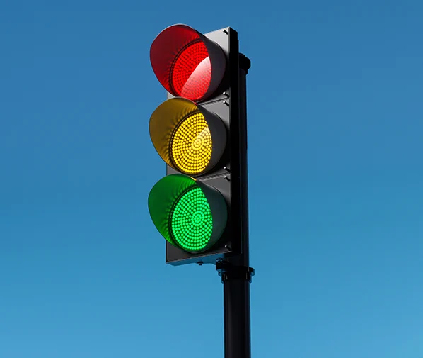 Singular traffic signal with a sky background