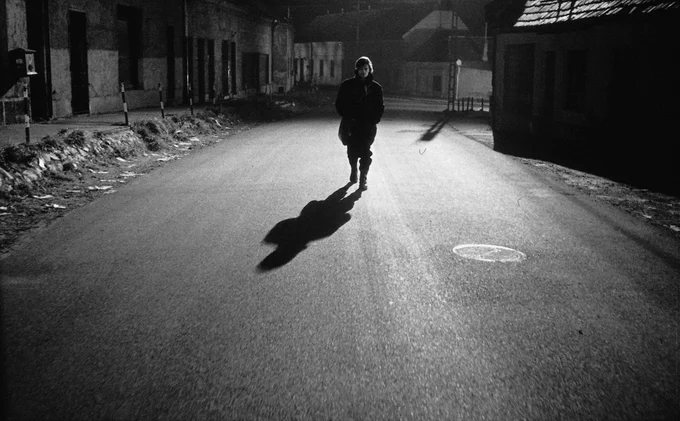 Still from Werckmeister Harmonies showing running down a street.