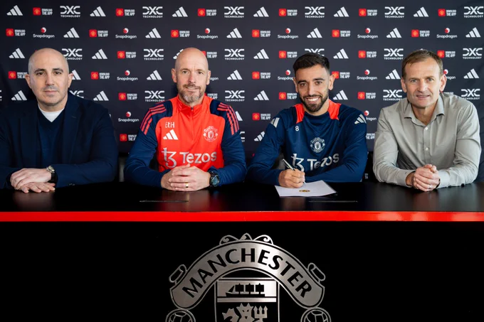 Omar Berrada, Erik ten Hag, Bruno Fernandes and Dan Ashworth smile for the camera as our captain signs his new United contract.