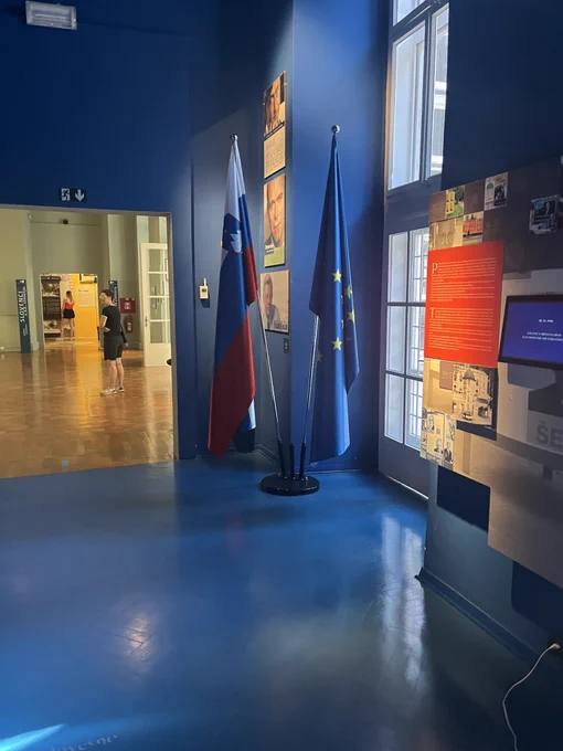 Picture of Slovenian flag and EU flag together
