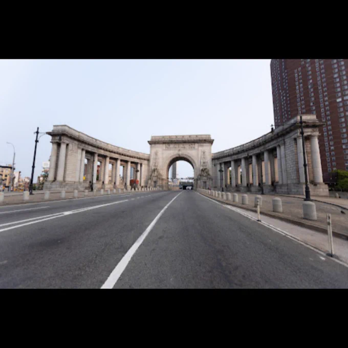 Photo of Manhattan Bridge arch and colonnade