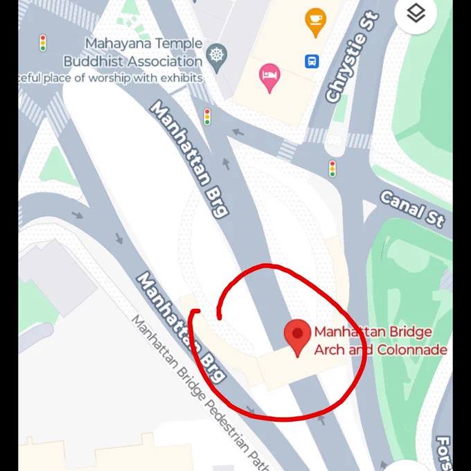 Pin showing location of the Manhattan Bridge Arch and Colonnade, circled in red