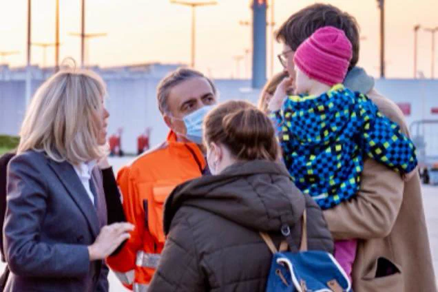 Accueil d’enfants ukrainiens atteints du cancer avec Mme Brigitte Macron (mars 2022)