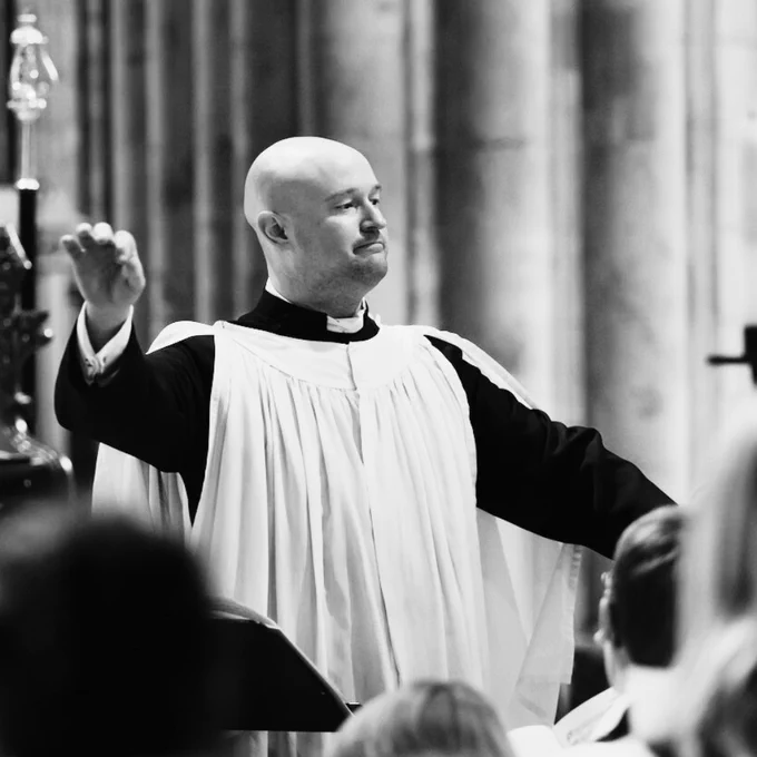 Ian Keatley conducting the choir in Southwark Cathedral