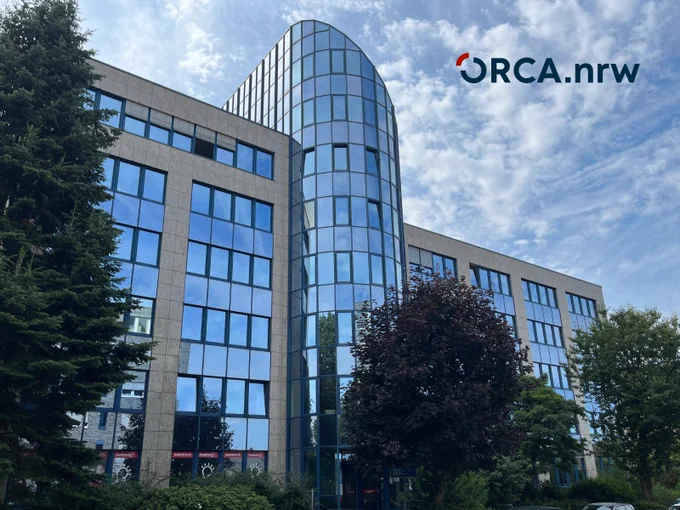 Bürogebäude an der Universitätsstraße 104 von außen, oben rechts: ORCA.nrw-Logo