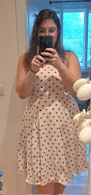 Selfie im weißen Petticoatkleid mit roten Punkten 