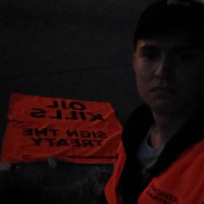 Malte mit OIL KILLS Bannern auf dem Rollfeld