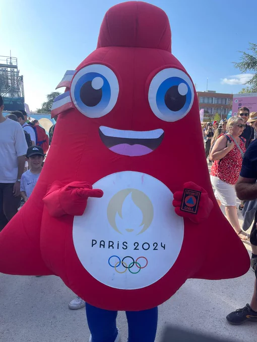 La Phryge, Mascotte des JO de Paris 2024 avec un écusson de la Sécurité civile.