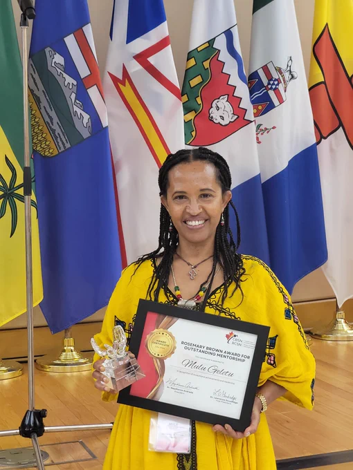 Mulu Geletu receiving the Rosemary Brown Award for Outstanding Mentorship 