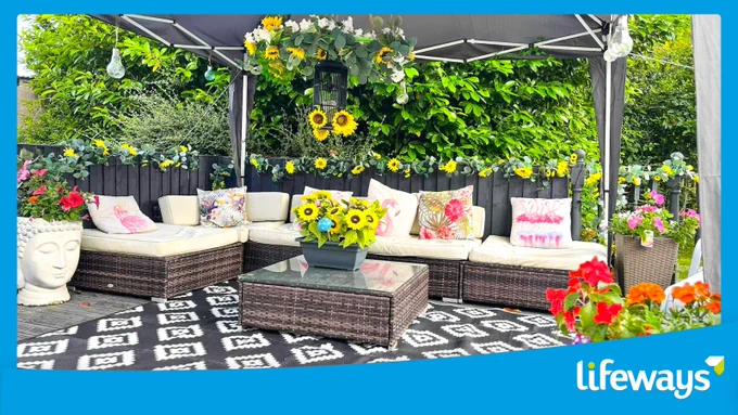 A beautiful outdoor seating area: fresh air, with protection from sunshine and rain - and beautiful flowers! 🌸