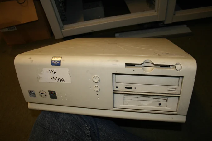 @steveC 's desktop computer, OpenStreetMap's first "server". Pictured here 2007 after it had been replaced in late 2006.
