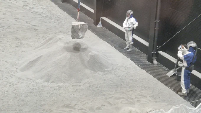 Ablassen der schweren Fracht.
Es ist fast geschafft: Der Stein hat seinen Standort auf einem aufgeschütteten Regolith-Hügel erreicht und wird vorsichtig herabgelassen.

Credit: DLR/ESA