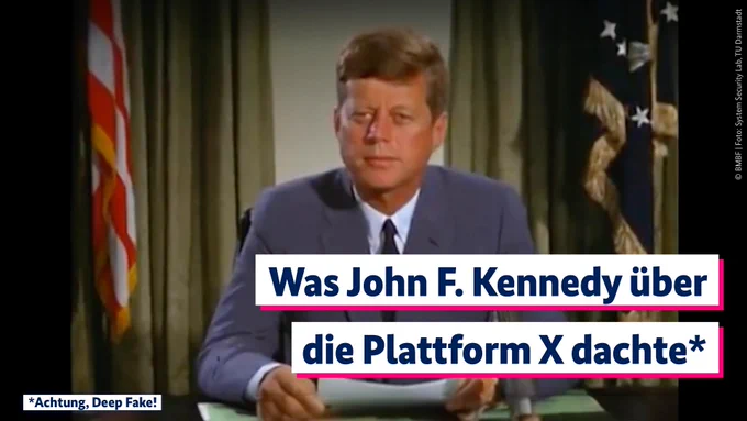 Das Bild zeigt einen Ausschnitt einer KI-generierten Deep-Fake-Rede von US-Präsident John F. Kennedy. Die Bildaufschrift lautet: "Was John F. Kennedy über die Plattform X dachte." Die Fußnote darunter lautet: "Achtung, Deep Fake!"