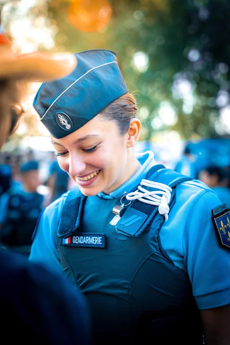Gendarme très souriante lors d'un contrôle. 