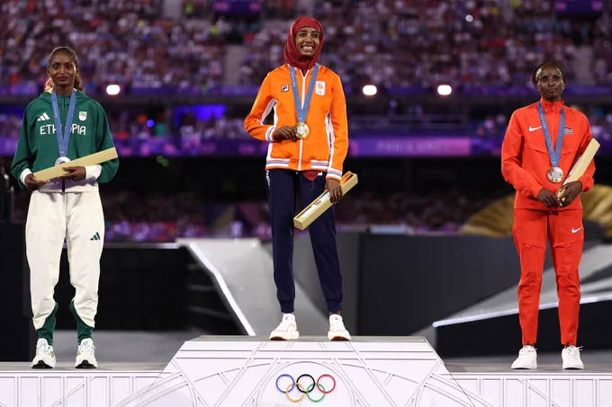 Sifan Hassan being presented with a gold medal