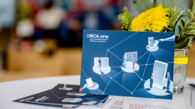 ORCA.nrw-Postkarte auf Tisch