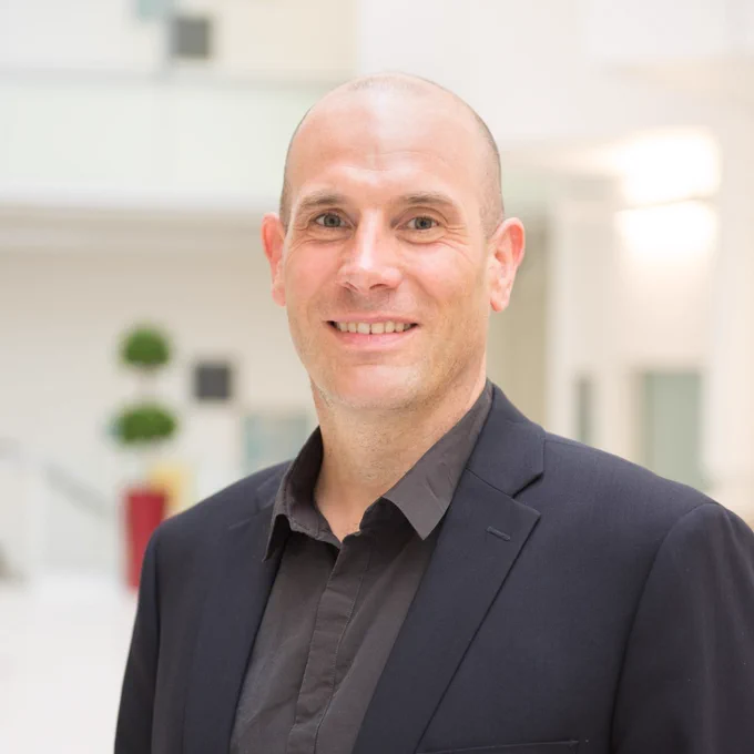Dr. Chris Carlsten