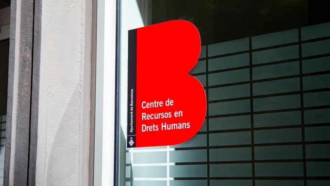 Senyal municipal a l'entrada del CRDH, en què s'hi llegeix Centre de Recursos en Drets Humans