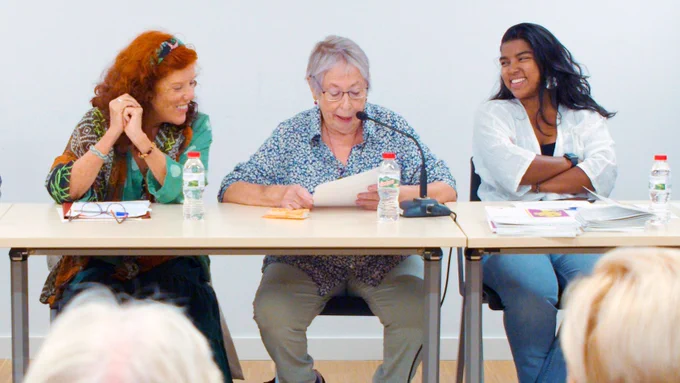 Tres dones participen en un acte sobre les discriminacions per raó d'edat o edatisme.