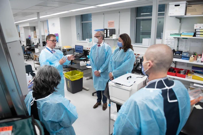 Le député Rob Oliphant et des chercheurs du Sunnybrook Health Sciences Centre dans leur laboratoire.